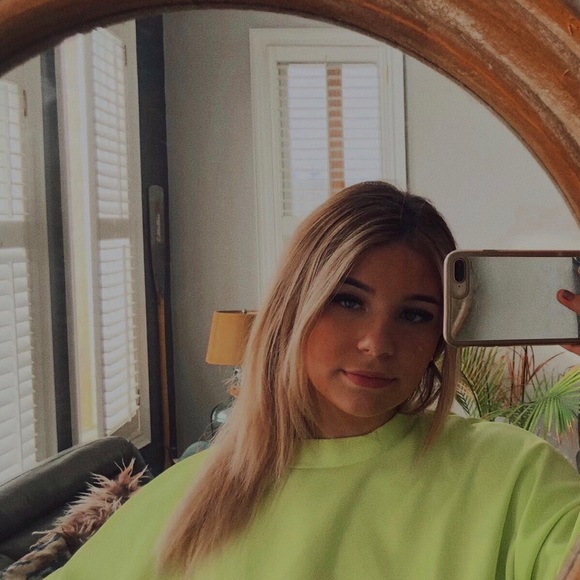 Meet your Posher, Adriana - Picture 1 of 1